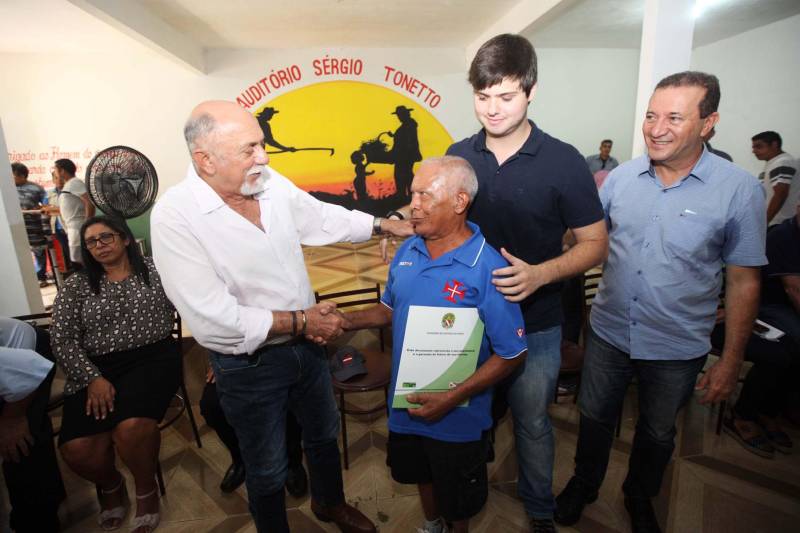 O governo do Pará dá seguimento às ações de reconhecimento de propriedade de terras em todas as regiões do Estado com a entrega, na manhã desta sexta-feira (16), de 124 títulos para pequenos produtores rurais do município de Bujaru, no nordeste paraense. A cerimônia, realizada no Sindicato de Produtores Rurais do município, foi conduzida pelo governador Simão Jatene e contou com a presença de secretários de Estado, parlamentares, prefeitos e autoridades da região. Os documentos expedidos pelo Instituto de Terras do Pará (Iterpa) vão atender famílias que residem em 15 comunidades do município, entre elas a Jutai, Igarapezinho, Jabatiteua, Guajará-Miri, Guajará-Açu, Ramal do Puxador, Ramal do Caiti, Santa Maria, São Luiz, Cajuíra, entre outras localizadas ao longo da Rodovia PA-140, totalizando mais de 6 mil hectares de áreas tituladas.
FOTO: THIAGO GOMES / AG PARÁ
DATA: 16.02.2018
BUJARÚ - PARÁ <div class='credito_fotos'>Foto: Thiago Gomes /Ag. Pará | <a href='/midias/2018/originais/98343156-d340-43e8-bfde-da7aa2daeeb9.jpg' download><i class='fa-solid fa-download'></i> Download</a></div>