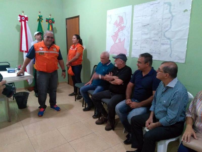 O governador Simão Jatene (foto) está no município de Bragança, nordeste do Estado, neste sábado (19), para visitar algumas das localidades atingidas pelas enchentes provocadas pelas chuvas do início da semana. A Defesa Civil Estadual está articulando as secretarias de Estado para atender às pessoas afetadas pelos alagamentos. Até o momento são três famílias desabrigadas e mais de três mil pessoas afetadas, principalmente na comunidade de Maranhãozinho. A prefeitura decretou estado de alerta. Uma sala de situação foi montada no município para o gerenciamento das ações que atendem às famílias.
FOTO: ANTENOR MARTINS
DATA: 19.05.2018
BRAGANÇA - PARÁ <div class='credito_fotos'>Foto: ANTENOR MARTINS | <a href='/midias/2018/originais/983c17ac-b9a8-431d-b110-ba258e225634.jpg' download><i class='fa-solid fa-download'></i> Download</a></div>