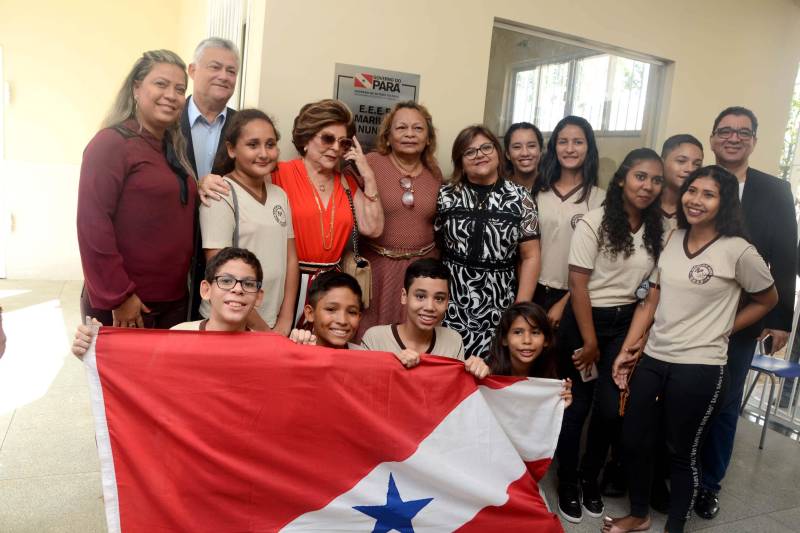 Em companhia da viúva do ex-governador Alacid Nunes, Marilda de Figueiredo Nunes, a secretária de Estado de Educação, Ana Claudia Serruya Hage, entregou nesta sexta-feira (28) as obras da reconstrução da Escola Estadual de Ensino Fundamental Marilda Nunes (foto), no bairro do Benguí, em Belém. A escola, localizada na Passagem Maciel com a Passagem Bom Jesus, volta a funcionar em novas instalações, incluindo uma quadra poliesportiva coberta. “Eu fico muito feliz em verificar o zelo com que a Seduc, na pessoa da secretária Ana Claudia Hage e sua equipe, trata a escola que originalmente era uma creche para atender à comunidade do Benguí. Será de grande serventia para a formação dos estudantes aqui do bairro”, afirmou Marilda Nunes, ao lado da irmã, Maria do Carmo Riodades, e do filho Hildegardo Nunes, atual secretário de Estado de Desenvolvimento Econômico, Mineração e Energia. A creche foi instalada no local no Governo Alacid Nunes.

FOTO: RAI PONTES / ASCOM SEDUC
DATA: 28.12.2018
BELÉM - PARÁ <div class='credito_fotos'>Foto: Rai Pontes/Ascom Seduc   |   <a href='/midias/2018/originais/983d1756-2f77-47cf-b878-2ad5efc4116b.jpg' download><i class='fa-solid fa-download'></i> Download</a></div>