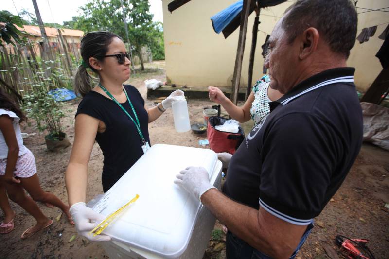 As ações do governo do Estado são imediatas no município de Barcarena, mais especificamente nas comunidades Bom Futuro e Vila Nova, localizadas na área das bacias de rejeitos da Hydro. A primeira medida é a coleta da água dos poços artesianos, para verificar se está própria para o consumo humano. Nesta sexta-feira (23), técnicos do Laboratório Central do Estado (Lacen) começaram o trabalho, que faz parte do conjunto de ações do grupo de trabalho montado pelo governo depois que o Instituto Evandro Chagas confirmou a contaminação da área.
FOTO: MÁCIO FERREIRA / AG. PARÁ
DATA: 23.02.2018
BARCARENA - PARÁ <div class='credito_fotos'>Foto: MÁCIO FERREIRA/ AG. PARÁ | <a href='/midias/2018/originais/983db966-8967-461e-a5b7-bfd2b8195a85.jpg' download><i class='fa-solid fa-download'></i> Download</a></div>