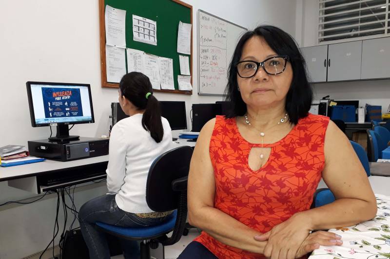 Os hospitais têm obrigação de notificar todos os casos de Síndrome Respiratória Aguda Grave (SRAG) às secretarias municipais de saúde; colher amostra de secreção de nasofaringe do paciente para pesquisa de vírus respiratório e encaminhar ao Laboratório Central do Estado (Lacen-PA). Também devem iniciar o tratamento com o antiviral Oseltamivir (Tamiflu) nas primeiras 48 horas preferencialmente. O alerta é da chefe da Divisão de Vigilância Epidemiológica (DVE) da Secretaria de Estado de Saúde Pública (Sespa), Fátima Chaves (foto). Ela informa que as instituições hospitalares não estão cumprindo o que preconiza a Nota Técnica 01/2018 emitida pela Sespa, no mês de janeiro deste ano e distribuída a todas as Secretarias Municipais de Saúde. A falta de coleta de material biológico para o exame dificulta o trabalho da Vigilância Epidemiológica que fica sem informação sobre os tipos de vírus respiratórios circulando no Estado. “Identificar o vírus é fundamental para direcionar as ações do Ministério da Saúde e das Secretarias Estaduais e Municipais de Saúde”, afirmou a chefe da DVE. Fátima informou que até a 15ª Semana Epidemiológica (SE) de 2018, foram notificados 179 casos de SRAG no Pará, sendo a maioria das notificações ocorridas na 9ª SE com 20, 13ª SE com 25 e 14ª SE com 21 notificações. O município com maior número de casos notificados foi Altamira com 102, o que corresponde a 57,9% dos casos, seguido dos municípios de Belém com 54 casos (30,6%) e Castanhal com 6 casos (3,4%).
FOTO: ASCOM / SESPA
DATA: 20.04.2018
BELÉM - PARÁ <div class='credito_fotos'>Foto: ASCOM SESPA | <a href='/midias/2018/originais/984019e3-d53e-4b08-b1ae-c669fbc6047d.jpg' download><i class='fa-solid fa-download'></i> Download</a></div>