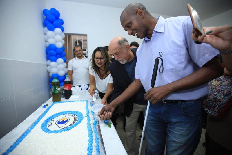 "Hoje vim para uma agenda de inauguração, mas vivi uma experiência de amor, que emana em cada ação dos alunos, professores, direção e de cada um que faz parte desta escola que se torna tão especial porque tem alma". A declaração foi feita pelo governador Simão Jatene, nesta terça, 27, durante a inauguração da obra de reforma e ampliação da Escola Álvares de Azevedo, localizada no Bairro de Batista Campos, em Belém. O governador transformou a inauguração em uma grande confraternização. Passou a tarde na Escola e fez questão de cantar e dançar com os alunos, que expressaram muita gratidão pela obra. Atendendo atualmente 436 alunos, a “Álvares de Azevedo” é uma Unidade Especializada dedicada à educação de estudantes com deficiência visual, e que trabalha nos eixos da educação e da habilitação.
FOTO: MÁCIO FERREIRA / AG. PARÁ
DATA: 27.03.2018
BELÉM - PARÁ <div class='credito_fotos'>Foto: MÁCIO FERREIRA/ AG. PARÁ | <a href='/midias/2018/originais/9844bc8b-3bd7-4434-87e3-9afd69741958.jpg' download><i class='fa-solid fa-download'></i> Download</a></div>