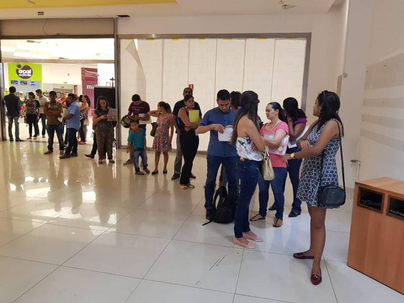 Diante da grande procura por emissão de carteira de identidade na Estação Cidadania Marabá, no sudeste paraense, a fila de espera para tirar o Registro Geral (RG) já previa atendimento até 2019. Para reduzir esse tempo de espera, a Polícia Civil do Pará começou nesta sexta-feira (23) a “Operação Polícia Cidadã”, no segundo piso do Shopping Center da sede municipal. O mutirão, que conta com 11 servidores da Secretaria de Estado de Segurança Pública e Defesa Social (Segup), prevê a emissão de 300 documentos por dia.
FOTO: KÉLIA SANTOS / ASCOM CRGSP
DATA: 23.03.2018
MARABÁ - PARÁ <div class='credito_fotos'>Foto: KÉLIA SANTOS / ASCOM CRGSP | <a href='/midias/2018/originais/984c6a6f-2a28-4dfb-8ee9-ba8e82ee8656.jpg' download><i class='fa-solid fa-download'></i> Download</a></div>
