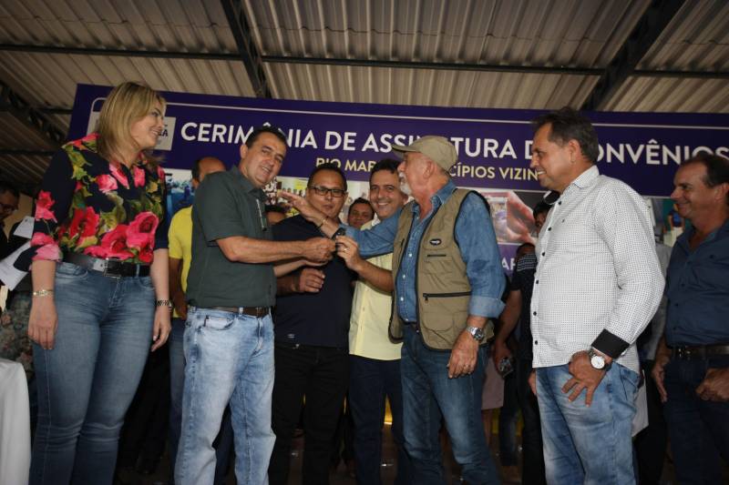 Onze municípios do sul e sudeste paraense recebem recursos do Estado para recuperar ruas e vicinais atingidas pelas enchentes e fortes chuvas que caem na região. Em agenda oficial nesta sexta-feira (6), o governador Simão Jatene assinou, pela manhã, no Parque de Exposições Valeu Boi Leilões, em Rio Maria, os convênios que garantem o repasse de cerca de R$ 4 milhões. As obras de caráter emergencial serão executadas pelas prefeituras em parceria com a Secretaria de Estado de Transportes (Setran). O objetivo é recuperar a trafegabilidade nessas localidades e assegurar o direito de ir e vir da população. Na manhã desta sexta, foram assinados nove convênios (foto), com os municípios de Redenção, Pau D’Arco, São Félix do Xingu, Santa Maria das Barreiras, Tucumã, Água Azul do Norte, Xinguara, Bannach e Rio Maria. Além da Setran, participam da ação o Centro Regional de Governo do Sudeste do Pará e a Defesa Civil. “O valor do investimento em cada município vai depender da necessidade verificada pelas equipes do Estado e das prefeituras. O recurso não será usado para reconstruir vias, mas para restabelecer a trafegabilidade”, disse o secretário de Transportes, Kléber Menezes.
FOTO: ANTÔNIO SILVA / AG. PARÁ
DATA: 06.04.2018
RIO MARIA - PARÁ <div class='credito_fotos'>Foto: Antônio Silva/Ag. Pará | <a href='/midias/2018/originais/9851a71e-e9dc-4453-a6e0-3f4dec0d2fb8.jpg' download><i class='fa-solid fa-download'></i> Download</a></div>