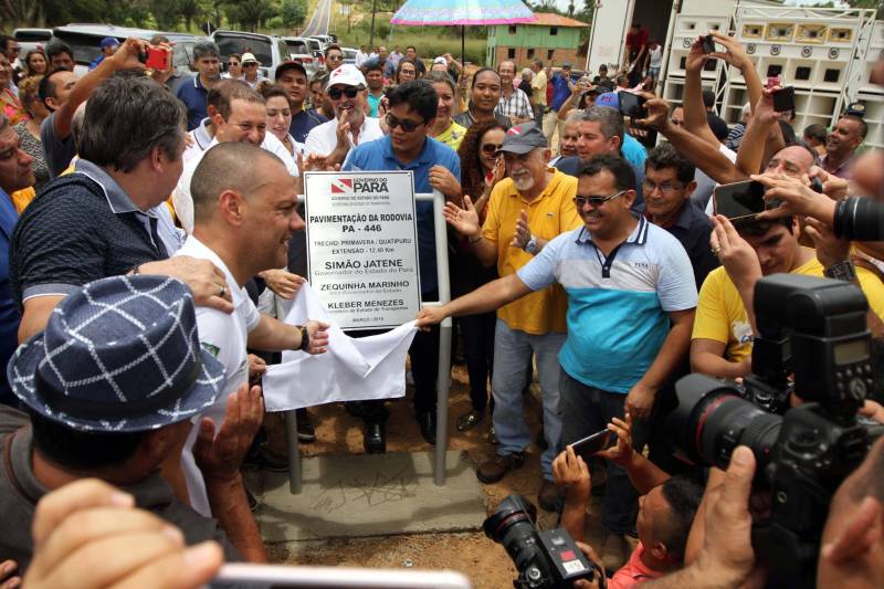 "Agora a população terá um lugar mais organizado, com mais higiene para comprar seu pescado e a sua carne. E pra gente que possui restaurante é melhor ainda, pois além da facilidade de adquirir os alimentos, o mercado também atrai clientes", comemorou Jaqueline Cardoso, 20 anos, que possui um ponto de venda de comidas em frente ao Mercado Municipal José Noronha Monteiro, no distrito de Boa Vista, em Quatipuru, no nordeste paraense. O espaço foi entregue oficialmente à população nesta segunda-feira (19), assim como as obras de pavimentação asfáltica da PA-446 e de cinco pontes em concreto ao longo da rodovia. A cerimônia contou com a presença do governador Simão Jatene, parlamentares, prefeitos da região entre outras autoridades locais. "Essas são importantes obras que vão beneficiar não só a população de Quatipuru, mas de toda a região. E faço questão de ressaltar que em todas elas existe o dinheiro dos impostos que todos nós paraenses pagamos. Esse é o retorno que fazemos questão de dar à população. Nós gestores somos apenas instrumentos desse grande desenvolvimento, quem financia é o povo", afirmou o governador Simão Jatene.
FOTO: CRISTINO MARTINS / AG. PARÁ
DATA: 19.03.2018
QUATIPURU - PARÁ <div class='credito_fotos'>Foto: Cristino Martins/Ag. Pará | <a href='/midias/2018/originais/985a9184-1c16-42e0-8d71-f00bd38e5a6d.jpg' download><i class='fa-solid fa-download'></i> Download</a></div>