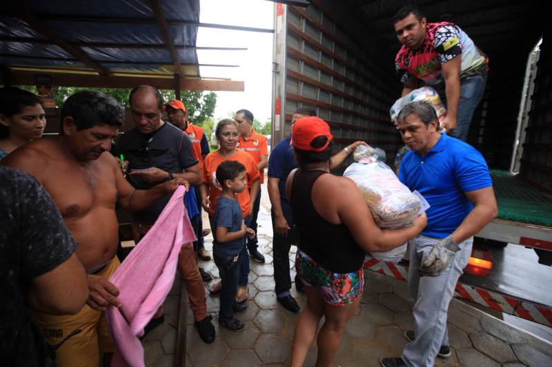 A entrega de mais de 200 cestas básicas às famílias atingidas pelas cheias dos rios Tocantins e Itacaiúnas, em Marabá, no sudeste do Pará, foi a principal ação, neste sábado (17), da força-tarefa montada para prestar atendimento aos desabrigados na região.
FOTO: MÁCIO FERREIRA / AG. PARÁ
DATA: 17.02.2018
MARABÁ - PARÁ <div class='credito_fotos'>Foto: MÁCIO FERREIRA/ AG. PARÁ | <a href='/midias/2018/originais/985cf15c-8b6d-4adc-96a2-3e12345f6565.jpg' download><i class='fa-solid fa-download'></i> Download</a></div>