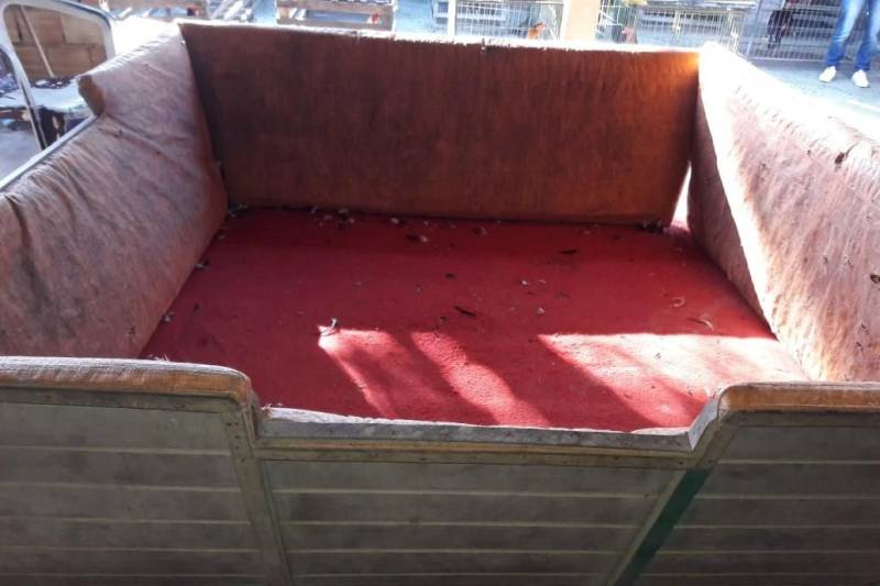 Policiais civis da Divisão Especializada em Meio Ambiente (Dema), com apoio da Superintendência da Região Integrada do Guamá, desencadearam nesta quinta-feira (7) a Operação Sapucaí, no município de Castanhal, para combater crimes ambientais relacionados à prática ilegal de rinha de galos. Durante a ação policial, 36 galos da espécie Índio Brasileiro foram resgatados de um cativeiro.
FOTO: ASCOM /POLÍCIA CIVIL
DATA: 07.06.2018
CASTANHAL - PARÁ <div class='credito_fotos'>Foto: Polícia Civil | <a href='/midias/2018/originais/98672a5a-d036-4a91-bf30-b70504273d53.jpg' download><i class='fa-solid fa-download'></i> Download</a></div>
