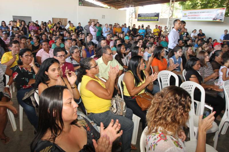O município de Jacundá, no sudeste paraense, recebeu nesta sexta-feira (6) importantes investimentos em segurança e infraestrutura. O Governo do Estado repassou para o policiamento do município 5 viaturas e 2 veículos para o reforço das ações Departamento de Trânsito do Estado (Detran). Foi entregue ainda a ordem de serviço para a pavimentação asfáltica de cinco quilômetros de vias, na ordem de R$ 3 milhões. A cerimônia foi no salão paroquial da Igreja de Nossa Senhora do Perpetuo Socorro, conduzida pela secretária de Municípios Sustentáveis, Izabela Jatene, que representou o governador Simão Jatene, e contou com a participação de representantes de parlamentares, lideranças comunitárias, entre outras autoridades municipais.
FOTO: CRISTINO MARTINS / AG. PARÁ
DATA: 06.07.2018
JACUNDÁ - PARÁ <div class='credito_fotos'>Foto: Cristino Martins/Ag. Pará | <a href='/midias/2018/originais/987cf23b-6db6-4615-9160-6034ccc9458c.jpg' download><i class='fa-solid fa-download'></i> Download</a></div>