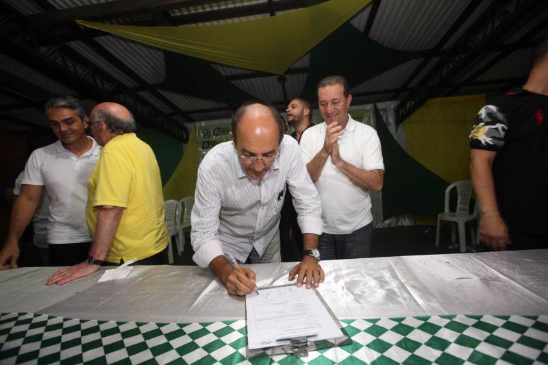 O município de São Francisco do Pará recebeu, neste sábado (30), uma ordem de serviço para o asfaltamento de 5 quilômetros de suas ruas, um investimento de quase R$ 2 milhões. A ação é uma realização do Governo do Estado, por meio da Secretaria de Estado de Desenvolvimento Urbano e Obras Públicas (Sedop), e tem a parceria da Assembleia Legislativa do Estado (Alepa) e da prefeitura do município beneficiado. O evento de entrega ocorreu de 18h às 20h, no Centro de Referência e Assistência Social (Cras) da cidade. A iniciativa faz parte de uma ação maior, já realizada em Viseu, Augusto Corrêa, Tracuateua, Bonito, Floresta do Araguaia, Curionópolis, São João da Ponta, Curuçá, Terra Alta, Sapucaia, Redenção, Capanema, Bragança, São Domingos do Capim e outros municípios. Nos 14 municípios citados, foram destinados mais de R$ 42 milhões para a pavimentação asfáltica em cerca de 95 quilômetros. Na foto, o deputado federal Arnaldo Jordy.
FOTO: SIDNEY OLIVEIRA / AG. PARÁ
DATA: 30.06.2018
SÃO FRANCISCO - PARÁ <div class='credito_fotos'>Foto: Sidney Oliveira/Ag. Pará | <a href='/midias/2018/originais/988b5672-0b47-407f-b9ea-b8cae224e5c2.jpg' download><i class='fa-solid fa-download'></i> Download</a></div>