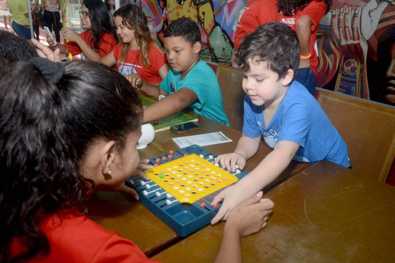 Em sua oitava participação na Feira Pan-Amazônica do Livro o Projeto Jogos ao Redor do Mundo, desenvolvido pela Escola Estadual de Ensino Fundamental e Médio Padre Francisco Berton, localizada no Bairro do Tapanã, em Belém, surpreendeu o público que foi ao estande da Secretaria de Estado de Educação (Seduc) neste domingo (3). Foi lançado o Jogo dos Clássicos, em homenagem ao futebol, em pleno clima de Copa da Rússia 2018. A iniciativa é um jogo de tabuleiro com dados, em que times dispostos em peças se movimentam em um gramado preparado para as jogadas em direção ao gol. O primeiro clássico do projeto é um dos mais tradicionais do País: Remo x Paysandu.
FOTO: RAI PONTES / ASCOM SEDUC
DATA: 03.06.2018
BELÉM - PARÁ <div class='credito_fotos'>Foto: Rai Pontes/Ascom Seduc | <a href='/midias/2018/originais/9891b55a-147e-4931-8280-a588164e6256.jpg' download><i class='fa-solid fa-download'></i> Download</a></div>
