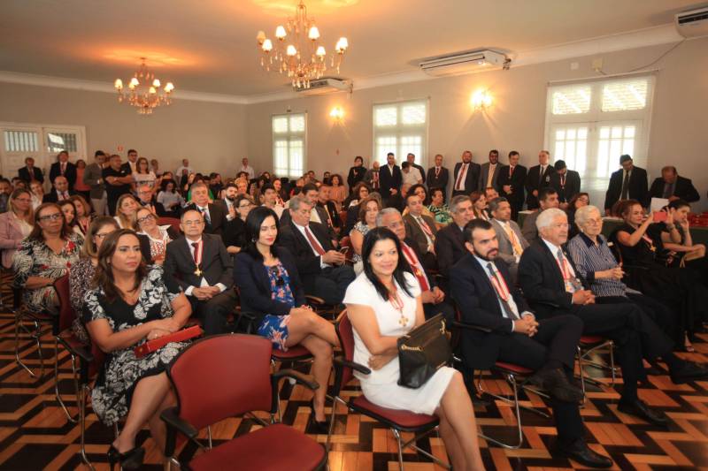 O Governo do Estado do Pará concedeu hoje 230 comendas do Mérito Grão-Pará (foto), a mais alta do Estado, a autoridades e servidores que se destacaram nos últimos oito anos de serviços prestados à população. “O ciclo que encerramos hoje não encerra nossa missão de servir ao público, porque uma vez servidores públicos, trabalhando em benefício da população, nunca mais deixamos de sê-lo, pois essa missão fica gravada em nossos corações”, disse o governador Simão Jatene aos agraciados. O governador entregou, pessoalmente, uma a uma as condecorações.  Das 230 medalhas, 14 foram no grau de Grande Oficial, 60 no grau de Comendador, 8 no grau de Oficial e 11 no grau de Cavaleiro aos servidores civis. Entre os militares, 4 receberam no grau de Comendador, 38 de Oficial e 109 no grau de Cavaleiro.

FOTO: CRISTINO MARTINS / AG. PARÁ
DATA: 31.12.2018
BELÉM - PARÁ <div class='credito_fotos'>Foto: Cristino Martins/Ag. Pará   |   <a href='/midias/2018/originais/9899f8f5-324a-4072-8bdd-d422f9cce7fa.jpg' download><i class='fa-solid fa-download'></i> Download</a></div>