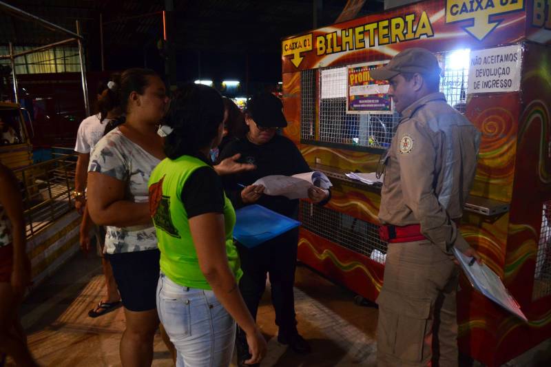Para garantir a tranquilidade da população e estabelecer a ordem em locais de grande movimentação no distrito de Icoaraci, em Belém, foi deflagrada na noite deste domingo, 6, a Operação Hypnos, realizada pela Polícia Militar em parceria com outros órgãos de segurança pública e do sistema judiciário. Na foto, fiscalização de bares e festas averiguando a presença de menores e de veículos irregulares.
FOTO: ELIELSON MODESTO / ASCOM SEGUP
DATA: 06.05.2018
BELÉM - PARÁ <div class='credito_fotos'>Foto: Elielson Modesto / Ascom Segup | <a href='/midias/2018/originais/989ffffc-9cac-47b4-911d-169f65ac3db3.jpg' download><i class='fa-solid fa-download'></i> Download</a></div>