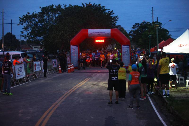 O recém-inaugurado Parque Estadual do Utinga foi o local escolhido para a 4ª edição da Corrida Tiradentes, promovida pela Polícia Militar na manhã deste domingo, 22. No ano em que celebra 200 anos de criação, a PM contou com mais de 750 competidores na prova que iniciou às 6 horas da manhã com um percurso total de 8 Km. Em apenas 4 anos de existência, a Corrida Tiradentes já ganhou a simpatia de muitos atletas profissionais e amadores. Eduardo Costa, de 26 anos é um deles. O competidor alcançou o 1º lugar geral da corrida com menos de 30 minutos de prova e conta que não esperava um resultado tão positivo.
FOTO: CARLOS SODRÉ / AG. PARÁ
DATA: 22.04.2018
BELÉM - PARÁ <div class='credito_fotos'>Foto: Carlos Sodré/Agência Pará | <a href='/midias/2018/originais/98a79319-b290-4352-8761-3003164548a8.jpg' download><i class='fa-solid fa-download'></i> Download</a></div>