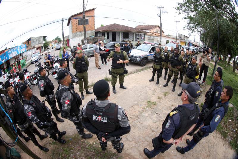 A Polícia Militar do Estado iniciou nesta segunda-feira, 30, a operação Sáfara 3, de combate à criminalidade na Grande Belém. Duas áreas de grande incidência criminal Guamá e Tapanã, foram priorizadas nesse primeiro dia de operação. A partir do bairro do Guamá, os policiais percorreram áreas dos bairros da Terra Firme e Jurunas. A partir do Tapanã, foram atendidas áreas da Pratinha, Bengui e Parque Verde. A escolha dos locais teve por base ocorrências criminais monitoradas pela inteligência da Polícia Militar. Só nos bairros do Bengui e Cabanagem, no mês de abril, foram contabilizados onze homicídios.
FOTO: THIAGO GOMES / AG. PARÁ
DATA: 30.04.2018
BELÉM - PARÁ <div class='credito_fotos'>Foto: Thiago Gomes /Ag. Pará | <a href='/midias/2018/originais/98b5dc7c-e99d-4240-a2e3-513e84ef237e.jpg' download><i class='fa-solid fa-download'></i> Download</a></div>