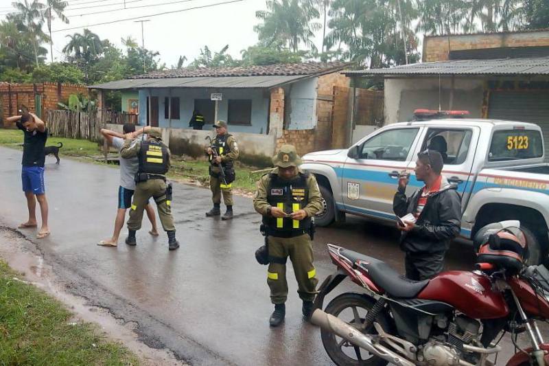 Mais de 600 policiais militares intensificaram a segurança em todo o bairro do Tapanã, durante a operação "Ocupação" que iniciou na manhã desta quinta-feira, 15, e segue até a próxima segunda-feira, 19. O planejamento estratégico desta ação conta com diversas operações: Ônibus Seguro, Hypnus, Bloqueio, Saturação, Tróia e Feira Segura.
FOTO: ASCOM PMPA
DATA: 15.03.2018
BELÉM - PARÁ <div class='credito_fotos'>Foto: Ascom PMPA | <a href='/midias/2018/originais/98bf8393-93ba-4ba8-8565-a970e8b5a206.jpg' download><i class='fa-solid fa-download'></i> Download</a></div>