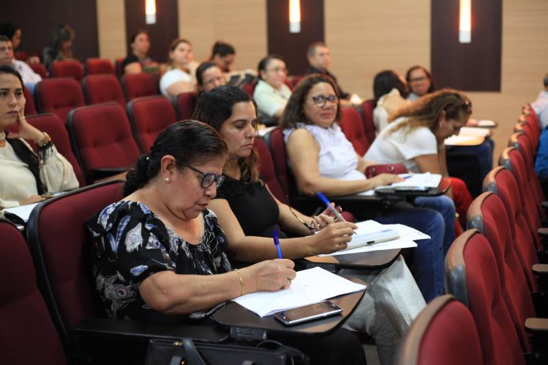 O segundo dia da Oficina de Trabalho da Comissão Estadual de Erradicação ao Trabalho Escravo (Coetrae) ocorreu na manhã desta quinta-feira, 26, no Auditório Aluysio Chaves, no Tribunal Regional do Trabalho da 8° Região, em Belém
FOTO: WAGNER ALMEIDA / ASCOM SEJUDH
DATA: 26.04.2018
BELÉM - PARÁ <div class='credito_fotos'>Foto: Wagner Almeida/ Ascom Sejudh | <a href='/midias/2018/originais/98c9019b-311a-4a10-9918-8cbdd02c71d2.jpg' download><i class='fa-solid fa-download'></i> Download</a></div>