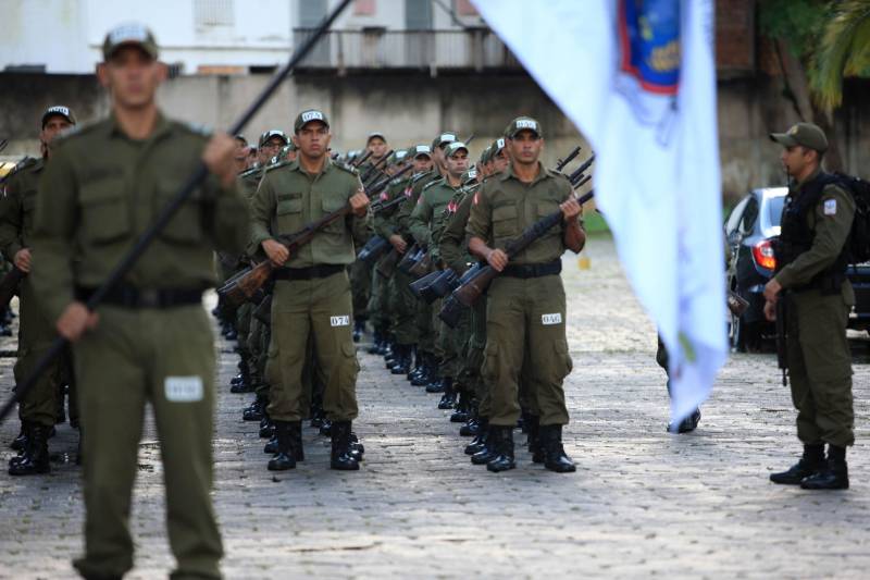 Cerca de 2.400 policiais militares que estão em processo de formação por meio dos Cursos de Formação de Praças (CFP), de Oficiais (CFO), de Habilitação de Oficiais (CHO) e de Adaptação de Oficiais (CHO). Durante a caminhada (foto), a Academia de Polícia Militar “Cel Fontoura” executou a primeira marcha administrativa para exercitar os pelotões do Curso de Formação de Oficiais (CFO) e do Curso de Adaptação de Oficiais da PMPA (CADO) nos deslocamentos a pé por longos percursos. A caminhada de 10 Km contou com a participação de 183 alunos da Academia de Polícia Militar.
FOTO: MÁCIO FERREIRA / AG. PARÁ
DATA: 15.02.2018
MARITUBA - PARÁ <div class='credito_fotos'>Foto: MÁCIO FERREIRA/ AG. PARÁ | <a href='/midias/2018/originais/98ce8dbe-6bcb-4891-9547-5becff947b13.jpg' download><i class='fa-solid fa-download'></i> Download</a></div>