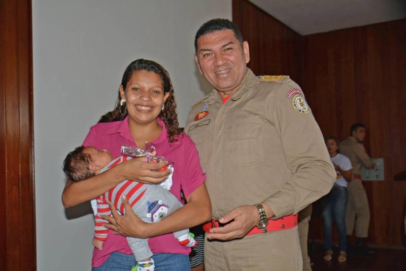 Idealizado pelo Ministério da Saúde, o Projeto Bombeiros da Vida surgiu com o objetivo de aumentar e complementar a coleta de leite humano. Implantado em 2002 em Belém, por meio de uma parceria entre o Banco de Leite Humano da Fundação Santa Casa do Pará e o Corpo de Bombeiros Militar do Pará, o projeto desenvolve atividades como: sensibilização das puérperas (mulheres que acabaram de dar à luz), cadastramento de doadoras, coleta domiciliar de leite, divulgação do projeto em escolas, empresas, eventos e postos de saúde, entre outros, com a finalidade de apoiar a amamentação exclusiva até os seis meses de vida e estimular a doação de leite humano no Estado. Diariamente também é feito contato telefônico com as doadoras, organização das rotas por bairros para a coleta domiciliar, visitas domiciliares e registro do leite doado, para posterior controle de qualidade, por uma equipe composta por 13 militares e oito voluntárias civis. Atualmente, cerca de 40 atendimentos domiciliares são realizados, com orientação das mães quanto à ordenha e armazenamento adequado do leite que será doado, assim como é oferecido apoio em dificuldades que a mulher possa ter ao amamentar. Na foto, o coronel Augusto Lima (e), comandante geral em exercício do Corpo de Bombeiros.

FOTO: ASCOM / CBMPA
DATA: 18.05.2018
BELÉM - PARÁ <div class='credito_fotos'>Foto: Ascom CBMPA   |   <a href='/midias/2018/originais/98d25576-57b6-4112-bc50-7bd77455e2f0.jpg' download><i class='fa-solid fa-download'></i> Download</a></div>