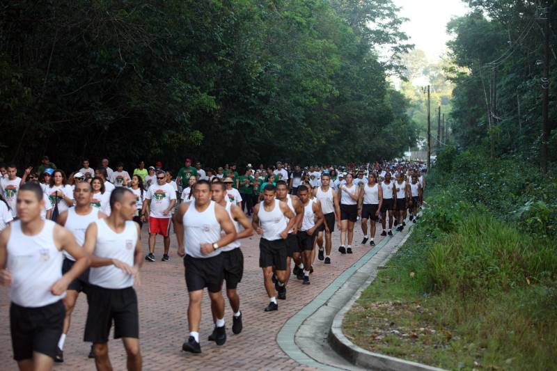 “Foi uma semana produtiva, de muito trabalho, de interação com a sociedade, e culminou com a caminhada sustentável (foto), que por sua vez foi extremamente bem-sucedida para mostrarmos que sustentabilidade também envolve saúde”. As palavras do titular da Secretaria de Estado de Meio Ambiente e Sustentabilidade (Semas), Thales Belo, encerraram uma programação vasta do Governo do Pará em alusão à Semana Mundial do Meio Ambiente.

FOTO: SIDNEY OLIVEIRA / AG. PARÁ
DATA: 09.06.2018
BELÉM - PARÁ <div class='credito_fotos'>Foto: Sidney Oliveira/Ag. Pará   |   <a href='/midias/2018/originais/98d57a72-2fc6-4bd4-9792-43863ddaa68b.jpg' download><i class='fa-solid fa-download'></i> Download</a></div>