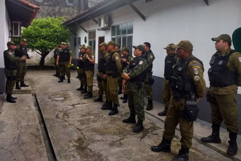 Para garantir maior segurança e tranquilidade no retorno à Região Metropolitana de Belém no feriado prolongado, o governo do Estado adotará uma medida inédita na Rodovia BR-316: a inversão de uma faixa, em sete quilômetros, no sentido de saída da capital, nesta terça-feira (13), das 16 às 22 h, e na quarta-feira (14), das 06 às 14 h. A medida visa permitir a fluidez do tráfego de veículos entre o KM-13, no município de Marituba, próximo ao Instituto de Ensino de Segurança Pública (Iesp), e o KM-06, no município de Ananindeua, no retorno após o posto de serviço da Polícia Rodoviária Federal.
FOTO: ASCOM / NGTM
DATA:13.02.2018
BELÉM - PARÁ <div class='credito_fotos'>Foto: ASCOM NGTM | <a href='/midias/2018/originais/98e08fbf-d46d-4f21-adba-6effbb50ea59.jpg' download><i class='fa-solid fa-download'></i> Download</a></div>