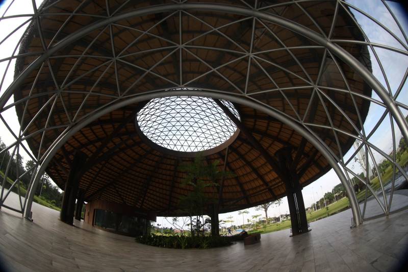 O Parque Estadual do Utinga (PEUt) o mais importante espaço de preservação e estudo da biodiversidade dentro da Região Metropolitana de Belém será reaberto à população a partir desta sexta,16, a partir das 16h30, com apresentações artísticas, com o Boi Veludinho, crianças do Pro Paz e a premiada Orquestra Sinfônica do Theatro da Paz. A apresentação será em um espaço ao ar livre e não será necessária a retirada de ingressos, por esse motivo, a recomendação é que o público chegue cedo, porque a entrada será fechada quando o espaço estiver lotado.
FOTO: THIAGO GOMES / AG. PARÁ
DATA: 16.03.2018
BELÉM - PARÁ <div class='credito_fotos'>Foto: Thiago Gomes /Ag. Pará | <a href='/midias/2018/originais/98e2218d-e5bc-4f14-a985-bb51be407e56.jpg' download><i class='fa-solid fa-download'></i> Download</a></div>