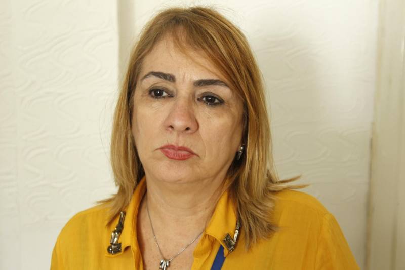A maioria delas quando entra no presídio perde o contato com a família, por morar longe ou por serem famílias já desestruturadas por algum motivo e então desde o primeiro encontro já vamos tentando reconstruir os laços familiares. Procuramos saber quem são as pessoas que podem vir a ter a guarda da criança futuramente e pedimos que essa pessoa venha visitar a criança pelo menos de 15 em 15 dias, para que se crie um vínculo afetivo entre elas”, explicou Ivete Brabo, assistente social da UMI (foto).
FOTO: AKIRA ONUMA / ASCOM SUSIPE
DATA: 16.05.2018
BELÉM - PARÁ <div class='credito_fotos'>Foto: Akira Onuma / Ascom Susipe | <a href='/midias/2018/originais/98e61449-034f-4d9f-8282-cbfdd66e751d.jpg' download><i class='fa-solid fa-download'></i> Download</a></div>
