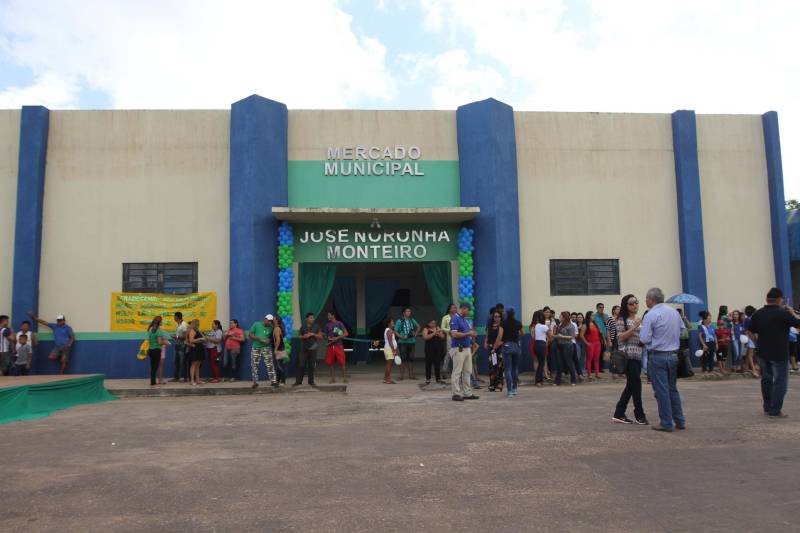 "Agora a população terá um lugar mais organizado, com mais higiene para comprar seu pescado e a sua carne. E pra gente que possui restaurante é melhor ainda, pois além da facilidade de adquirir os alimentos, o mercado também atrai clientes", comemorou Jaqueline Cardoso, 20 anos, que possui um ponto de venda de comidas em frente ao Mercado Municipal José Noronha Monteiro (foto), no distrito de Boa Vista, em Quatipuru, no nordeste paraense. O espaço foi entregue oficialmente à população nesta segunda-feira (19), assim como as obras de pavimentação asfáltica da PA-446 e de cinco pontes em concreto ao longo da rodovia. A cerimônia contou com a presença do governador Simão Jatene, parlamentares, prefeitos da região entre outras autoridades locais. "Essas são importantes obras que vão beneficiar não só a população de Quatipuru, mas de toda a região. E faço questão de ressaltar que em todas elas existe o dinheiro dos impostos que todos nós paraenses pagamos. Esse é o retorno que fazemos questão de dar à população. Nós gestores somos apenas instrumentos desse grande desenvolvimento, quem financia é o povo", afirmou o governador Simão Jatene.
FOTO: CRISTINO MARTINS / AG. PARÁ
DATA: 19.03.2018
QUATIPURU - PARÁ <div class='credito_fotos'>Foto: Cristino Martins/Ag. Pará | <a href='/midias/2018/originais/98ea6121-16e3-40d1-bb37-77470955079b.jpg' download><i class='fa-solid fa-download'></i> Download</a></div>