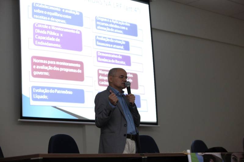 Operária de uma fábrica local de papel, Helenice Barbosa participou pela primeira vez na vida de uma audiência pública, na manhã desta segunda-feira (23), no auditório do Instituto de Gestão Previdenciária do Estado do Pará (Igeprev). Na ocasião estava sendo elaborado o orçamento do Estado do Pará para o exercício de 2019. “Foi um aprendizado muito importante, não fazia ideia do quanto poderia aprender sobre orçamento público”, disse ao final do evento sobre a Lei de Diretrizes Orçamentárias (LDO). A LDO, um dos mais importantes instrumentos normativos do novo sistema orçamentário brasileiro, estabelece as diretrizes para o próximo exercício financeiro, que compreende às metas e prioridades da Administração Pública Estadual, a estrutura e organização dos orçamentos, as diretrizes gerais para elaboração e execução dos orçamentos do Estado e suas alterações, as normas para monitoramento e avaliação dos programas de governo, as disposições relativas às despesas do Estado com pessoal e as alterações na legislação tributária e a política de aplicação de recursos financeiros pelas agências financeiras oficiais de fomento. Na foto, o Secretário José Alberto Colares.
FOTO: SIDNEY OLIVEIRA / AG. PARÁ
DATA: 23.04.2018
BELÉM - PARÁ <div class='credito_fotos'>Foto: Sidney Oliveira/Ag. Pará | <a href='/midias/2018/originais/98f1cb35-9d8a-455b-be9a-b4d5a7b15c5b.jpg' download><i class='fa-solid fa-download'></i> Download</a></div>