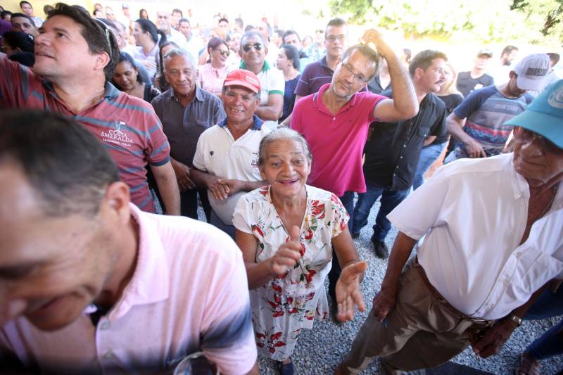 Também foram entregues nesta segunda (25) obras no distrito de Serra Pelada, em Curionópolis, sudeste do Estado. Uma das inaugurações foi a da Escola Estadual de Ensino Médio Joaquina Diamantina. A unidade de ensino teve investimento de R$ 220 mil em serviços nas redes elétrica e hidráulica, além de pintura, melhoria do forro e cobertura, assim como parte do piso, muro e calçada. Fundada em 1989, a escola foi praticamente reconstruída para atender com qualidade os 232 estudantes, nos turnos da tarde e à noite. São três salas de aula; bloco administrativo (sala da direção, sala dos professores e secretaria); uma copa cozinha, uma dispensa para armazenamento de alimentos da merenda escolar e banheiros masculino, feminino e de pessoa com deficiência (PCD). Em Curionópolis, o governador também entregou a pavimentação asfáltica de quatro quilômetros de vias urbanas, uma parceria com a Prefeitura de Curionópolis, dentro do Programa Asfalto na Cidade. Para esta obra, foram destinados R$ 1,7 milhão, que incluem serviços em terra, sub-base e base, pavimentação em CBUQ (Concreto Betuminoso Usinado a Quente) de três centímetros de espessura, meio-fio de concreto com lâmina d’água e sinalização horizontal. Curionópolis é um dos 99 municípios paraenses que assinaram com o governo o Termo de Asfalto, sendo que 33 já iniciaram as obras. Somados, os termos garantirão 529,6 km de pavimentação de vias urbanas – um investimento total de quase R$ 255 milhões do Tesouro Estadual.
FOTO: THIAGO GOMES / AG. PARÁ
DATA: 25.06.2018
CURIONÓPOLIS - PARÁ <div class='credito_fotos'>Foto: Thiago Gomes /Ag. Pará | <a href='/midias/2018/originais/98fb04b4-84ad-47d0-bc46-cebecc075a35.jpg' download><i class='fa-solid fa-download'></i> Download</a></div>