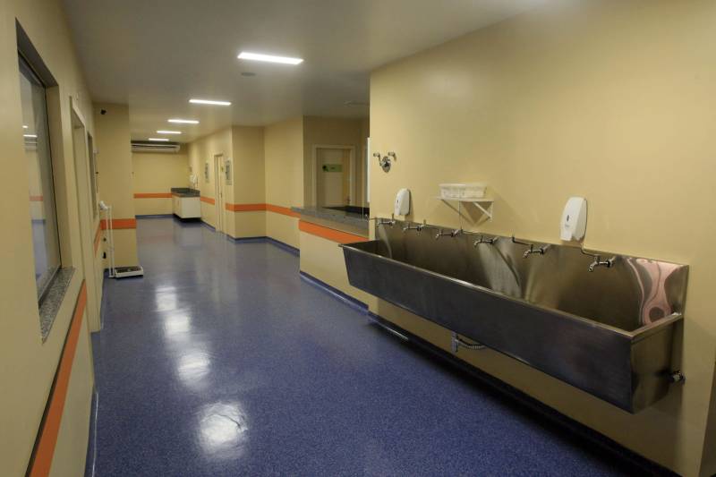 Em apenas um mês de funcionamento, o Hospital Materno-Infantil de Barcarena Dra. Anna Turan (HMIB) alcançou 97% em satisfação dos usuários, de acordo com o Serviço de Atendimento ao Usuário (SAU). Nesse período, o hospital teve grande atuação na região em atendimento humanizado, serviços e equipamentos.
FOTO: SIDNEY OLIVEIRA / ARQUIVO AG. PARÁ
DATA: 20.09.2018
BARCARENA - PARÁ <div class='credito_fotos'>Foto: Sidney Oliveira/Ag. Pará | <a href='/midias/2018/originais/99082ac8-18e8-4fe4-bbd3-6d889a064c88.jpg' download><i class='fa-solid fa-download'></i> Download</a></div>