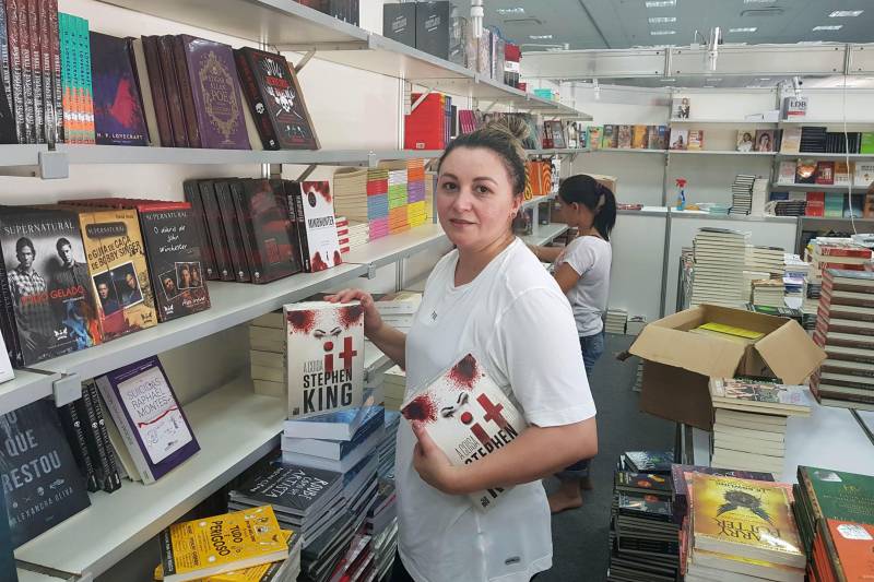 O Salão terá 32 estandes (19 do Pará e 13 de outros estados) e cerca de 100 editoras. Entre as livrarias está a Selecta Livros, de São Paulo, que vai oferecer quase 8 mil publicações. A gerente Deia Farias (foto) explicou que tem livros para todos os públicos.
FOTO: ASCOM CRGSP
DATA: 26.04.2018
MARABÁ - PARÁ <div class='credito_fotos'>Foto: ASCOM CRGSP | <a href='/midias/2018/originais/990972b5-d7a3-4483-8ccf-c2ba0d86022a.jpg' download><i class='fa-solid fa-download'></i> Download</a></div>
