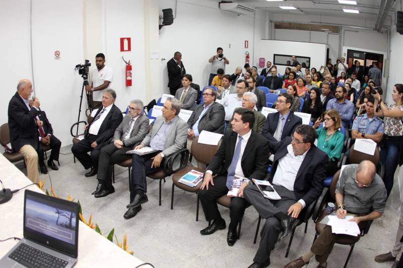 O Parque de Ciência e Tecnologia Guamá (PCT Guamá), em Belém, ganhou um novo prédio para solidificação das ações de incremento ao desenvolvimento socioeconômico do Estado, o Espaço Empreendedor. A cerimônia de inauguração, na quarta-feira (07), foi conduzida pelo governador Simão Jatene e o titular da Secretaria de Estado de Ciência, Tecnologia e Educação Profissional e Tecnológica (Sectet), Alex Fiúza de Mello.
FOTO: CRISTINO MARTINS / AG. PARÁ
DATA: 07.03.2018
BELÉM - PARÁ <div class='credito_fotos'>Foto: Cristino Martins/Ag. Pará | <a href='/midias/2018/originais/9912f927-b522-4b66-aa46-b2806ee0a47e.jpg' download><i class='fa-solid fa-download'></i> Download</a></div>