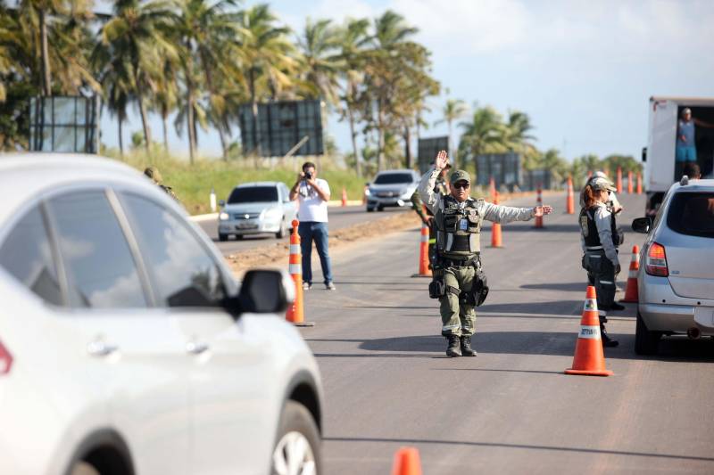 Para oferecer mais segurança e funcionar como uma pequena delegacia na praia em Salinópolis e Mosqueiro, a Secretaria de Estado de Segurança Pública e Defesa Social (Segup) inaugurou neste sábado (30) três Centros de Comando Integrado. Os centros em Salinas estão localizados na Orla do Maçarico e na praia do Atalaia (foto) e, de acordo com o Cel André Cunha, secretário adjunto de Gestão Operacional, servirão para proporcionar uma temporada mais segura para quem for até um dos pontos mais frequentados por veranistas durante o mês de julho. Durante todo o sábado, agentes do Corpo de Bombeiros, Defesa Civil, Departamento de Trânsito do Estado (Detran), polícias Civil e Militar, sob a coordenação da Segup, receberam treinamentos para atuar nos centros de comando, que funcionarão 24h, servindo como uma mini-delegacia na praia.
FOTO: MARCELO LELIS / AG. PARÁ
DATA: 30.06.2018
ATALAIA - PARÁ <div class='credito_fotos'>Foto: Marcelo Lelis / Ag. Pará | <a href='/midias/2018/originais/99153725-80cb-4c0b-aa9f-0637765614ed.jpg' download><i class='fa-solid fa-download'></i> Download</a></div>