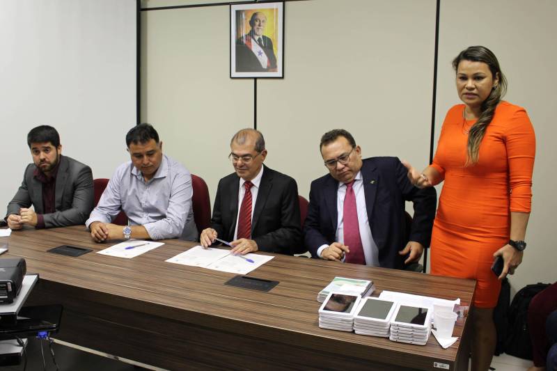 Definir estratégias e ações para a elaboração do Cadastro Ambiental Rural (CAR) e o Programa de Regularização Ambiental (PRA) em áreas de assentamento é o objetivo do Termo de Cooperação Técnica firmado pela Secretaria de Estado de Meio Ambiente e Sustentabilidade (Semas) com o Instituto Nacional de Colonização e Reforma Agrária (Incra), na última terça-feira (20). O documento foi assinado pelo então titular da Semas, Luiz Fernandes Rocha (que já assumiu a Secretaria de Estado de Segurança Pública e Defesa Social), e pelos diretores de Obtenção de Terras e Implantação de Projetos de Assentamento do Incra, Clóvis Figueiredo, e de Desenvolvimento de Projetos de Assentamento, Ewerton Giovanni, na presença de Thiago Valente, presidente do Instituto de Desenvolvimento Florestal e da Biodiversidade do Pará (Ideflor-bio), e de integrantes de outras instituições.
FOTO: ASCOM SEMAS
DATA: 22.02.2018
BELÉM - PARÁ <div class='credito_fotos'>Foto: ASCOM SEMAS | <a href='/midias/2018/originais/9935c399-946f-4607-925f-6bc5a8b366ec.jpg' download><i class='fa-solid fa-download'></i> Download</a></div>