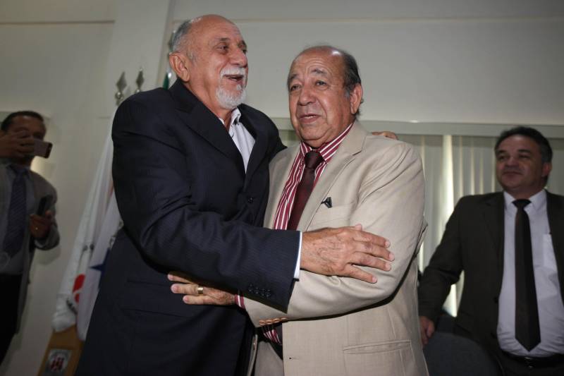 O governador Simão Jatene participou da reunião de lideranças da Assembleia de Deus, no Pará. A presença dele atendeu a um convite feito pela Convenção Interestadual de Ministros e Igrejas Evangélicas Assembleias de Deus no Estado do Pará (Comieadepa). Acompanhado do presidente da Assembleia Legislativa do Estado do Pará (Alepa), Márcio Miranda e do deputado estadual, Olival Marques. Na foto, o governador (e) com o presidente da Comieadepa, pastor Gilberto Marques.
FOTO: ANTONIO SILVA / AG. PARÁ
DATA: 28.03.2018
BELÉM - PARÁ <div class='credito_fotos'>Foto: Antônio Silva/Ag. Pará | <a href='/midias/2018/originais/99378d2e-33ce-4a39-9f50-8c7f9fb02a11.jpg' download><i class='fa-solid fa-download'></i> Download</a></div>