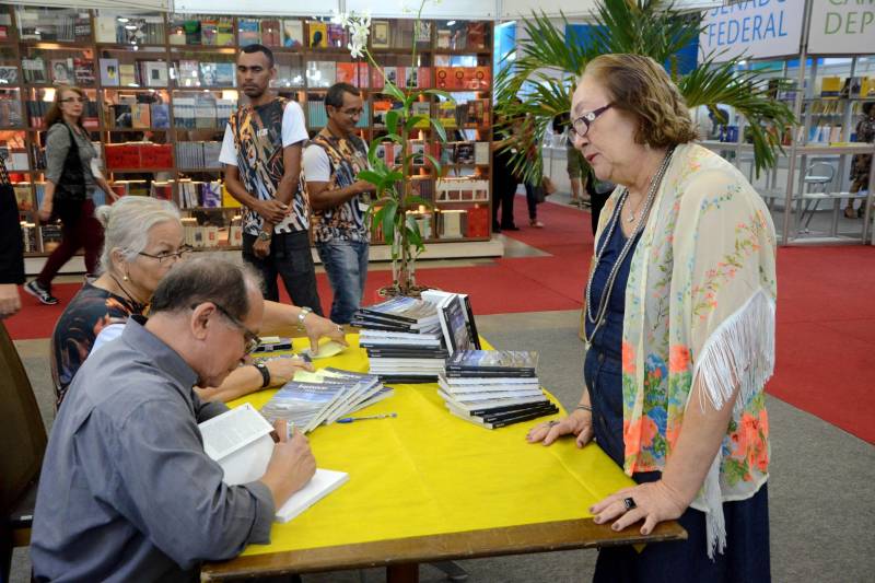 Os estudantes da Secretaria de Estado de Educação (Seduc) podem contar com um reforço especial nas aulas de Literatura, por meio de incentivo do jornalista e poeta Nélio Palheta, que autografou, nesta terça-feira, 5, no estande da Seduc na XXII Feira Pan-Amazônica do Livro, sua obra de poesia “Equinócio”, lançada ano passado pela Imprensa Oficial do Estado, que este ano está sendo utilizada de forma pedagógica durante o evento.
FOTO: FERNANDO NOBRE / ASCOM SEDUC
DATA: 05.06.2018
BELÉM - PARÁ <div class='credito_fotos'>Foto: FERNANDO NOBRE/ASCOM SEDUC | <a href='/midias/2018/originais/9938191c-0db9-467a-aa23-15aec6b3f195.jpg' download><i class='fa-solid fa-download'></i> Download</a></div>