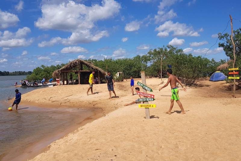 A 100 quilômetros de Marabá, a cidade de Palestina do Pará se torna um recanto para os veranistas que procuram nas águas do Araguaia descanso, contemplação da natureza e diversão. A ilha do Galego (foto) ganhou esse nome de uma das famílias mais antigas a acampar no lugar.
FOTO: ASCOM CRGSP
DATA: 08.07.2018
PALESTINA DO PARÁ - PARÁ <div class='credito_fotos'>Foto: ASCOM CRGSP | <a href='/midias/2018/originais/993f9561-1a90-4618-948f-eb9c3f8c9e40.jpg' download><i class='fa-solid fa-download'></i> Download</a></div>