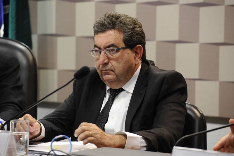 O secretário de Desenvolvimento Econômico, Mineração e Energia do Pará, Adnan Demachki (foto), voltou a reivindicar em Brasília (DF) que parte dos recursos pela renovação da outorga da Estrada de Ferro Carajás viabilize a Ferrovia Paraense (Fepasa), durante audiência pública da Comissão de Serviços de Infraestrutura nesta quarta-feira (21), no Senado Federal.
FOTO: MARCOS OLIVEIRA / AGÊNCIA SENADO
DATA: 21.03.2018
BRASÍLIA - DF <div class='credito_fotos'>Foto: Marcos Oliveira / Agência Senado | <a href='/midias/2018/originais/99455691-f2d1-45bf-be37-a68cfdfd6684.jpg' download><i class='fa-solid fa-download'></i> Download</a></div>