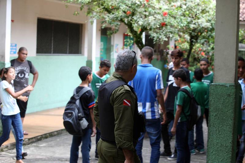 Trinta e oito agentes de segurança pública do Estado participam, no Instituto de Ensino de Segurança Pública do Pará (Iesp), de um curso de especialização da Companhia Independente de Policiamento Escolar (Cipoe). A capacitação começou no dia 26 de fevereiro e vai até 23 de março, com aulas de segunda a sexta, nos turnos da manhã e tarde. Os agentes de segurança estão sendo treinados para atuar na segurança junto às comunidades escolares do Estado. Este é o segundo curso que acontece para a qualificação do policiamento escolar do Comando de Policiamento Especializado, através da Companhia Independente de Policiamento Escolar (Cipoe). O primeiro foi em 2017, e qualificou 40 policiais. Na foto, policiamento na escola estadual Dom Pedro II.
FOTO: SIDNEY OLIVEIRA / AG. PARÁ
DATA: 13.03.2018
BELÉM - PARÁ <div class='credito_fotos'>Foto: Sidney Oliveira/Ag. Pará | <a href='/midias/2018/originais/99497d70-86e5-42e2-bde6-1b8ed7aeaedd.jpg' download><i class='fa-solid fa-download'></i> Download</a></div>