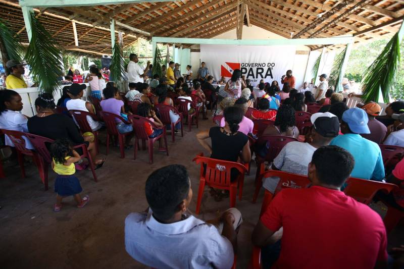 “Ter a posse da terra é a certeza de que nunca iremos perder o nosso direito, que nossos filhos e nossos netos poderão dar continuidade a nossa história em segurança. Foram anos de luta até chegar esse dia, agraciados com a assinatura do nosso título de terra. Só temos a agradecer a todos que fizeram parte disso e a cada um que lutou junto para que hoje isso se tornasse realidade”. A fala emocionada foi de seu Mário Araújo Silva, presidente da Associação Remanescente de Quilombo Espírito Santo, localizada no município do Acará, no nordeste do Estado. Ele assinou, neste sábado (24), junto com o governador Simão Jatene, o título que dá a posse da terra a comunidade. A fala do presidente traduz o sentimento das dezenas de famílias que moram no local, que agora tem a posse legítima do local onde seus antepassados viveram. “Sou filho de mãe negra. Nasci aqui como minha vó, bisavó, que fazem parte da história dessa comunidade que já existe a mais de 300 anos.
FOTO: SIDNEY OLIVEIRA / AG. PARÁ
DATA: 24.03.2018
ACARÁ - PARÁ <div class='credito_fotos'>Foto: Sidney Oliveira/Ag. Pará | <a href='/midias/2018/originais/994eebb9-3349-46cb-a715-11f394b16f78.jpg' download><i class='fa-solid fa-download'></i> Download</a></div>