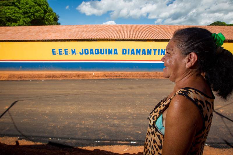 Aos poucos, a paisagem de Serra Pelada – que já foi o maior garimpo a céu aberto do planeta e hoje é distrito de Curionópolis, município do sudeste paraense - começa a se modificar. A poeira intensa, típica de estradas de chão, vai paulatinamente dando lugar à camada de asfalto, que pela primeira vez chega a Curiónópolis, conhecido mundialmente pela corrida do ouro e pelo formigueiro humano nos anos 1980, eternizado pelo olhar do fotógrafo Sebastião Salgado. O ouro não é mais explorado na região, mas Serra Pelada ainda é uma cidade de garimpeiros. São eles que residem e povoam as ruas, que parecem ter parado no tempo. Foram esses trabalhadores que fizeram a localidade crescer, que formaram famílias e criaram filhos nascidos no local, fincando raízes, criando identidade, sonhando com a volta da exploração do ouro, cada vez mais distante. Mas até esse cenário vem se transformando. Na foto, Maria de Souza.

FOTO: ASCOM / PREFEITURA DE CURIONÓPOLIS
DATA: 08.06.2018
CURIONÓPOLIS - PARÁ <div class='credito_fotos'>Foto: ASCOM / PREFEITURA DE CURIONÓPOLIS   |   <a href='/midias/2018/originais/9955b55e-5b7c-4d8d-a3db-d21c672c0715.jpg' download><i class='fa-solid fa-download'></i> Download</a></div>