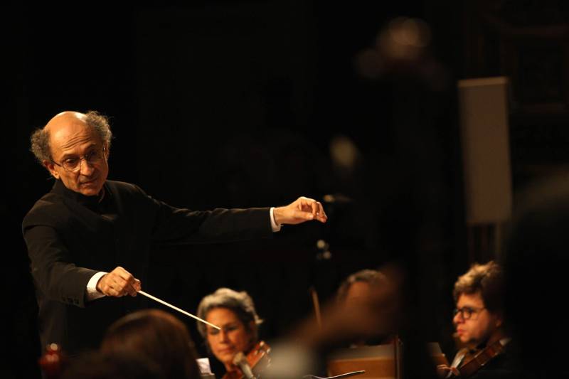 O primeiro dia de apresentações para o público do XXXI Festival Internacional de Música do Pará (Fimupa) encerrou de forma triunfal e da maneira que melhor traduz o festival: com a apresentação da Orquestra Acadêmica desta edição, formada por musicistas paraenses, instrumentistas de diversos países, acadêmicos do curso de graduação em música da Universidade Estadual do Pará e crianças, que iniciaram há pouco tempo os estudos de música no Instituto Estadual Carlos Gomes. Com a mistura do popular com o erudito, o compositor e maestro carioca Tim Rescala (foto) levou ao palco a suíte orquestral “Velho Chico”, trilha sonora da novela da Rede Globo, de sua autoria.
FOTO: MARCELO LELIS / AG. PARÁ
DATA: 03.05.2018
BELÉM - PARÁ <div class='credito_fotos'>Foto: Marcelo Lelis / Ag. Pará | <a href='/midias/2018/originais/995cf878-c594-486a-9eae-162cb8982688.jpg' download><i class='fa-solid fa-download'></i> Download</a></div>