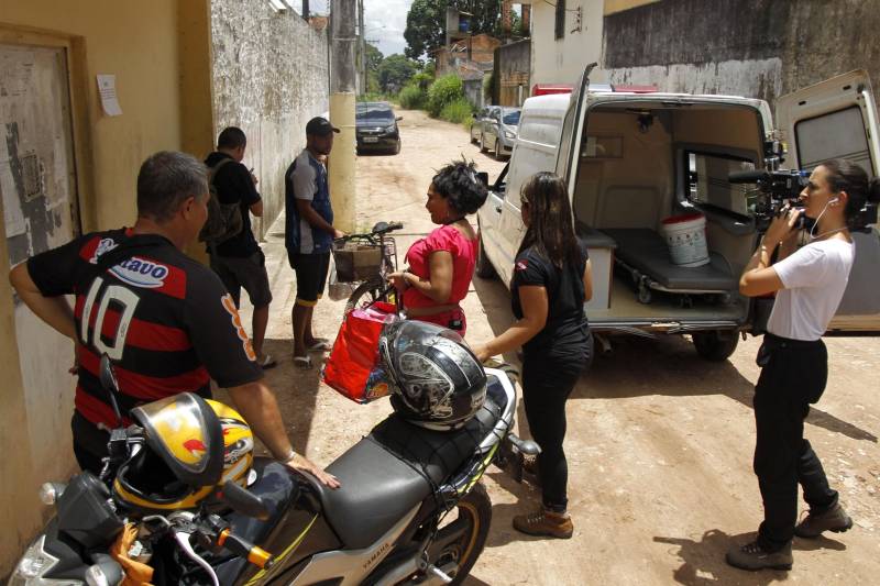 Depois de um longo abraço, Tayná (foto) entregou a bebê para a sua avó. Muito emocionada, ela se despediu da criança e das outras detentas e foi levada por agentes penitenciários em uma viatura da Susipe de volta ao Centro de Recuperação Feminino, em Ananindeua, onde ficará à disposição da Justiça. A pequena Eloá seguiu com a avó em um carro do Conselho Tutelar até o município de São Caetano de Odivelas, onde irá morar.
FOTO: AKIRA ONUMA / ASCOM SUSIPE
DATA: 16.05.2018
BELÉM - PARÁ <div class='credito_fotos'>Foto: Akira Onuma / Ascom Susipe | <a href='/midias/2018/originais/99650146-b4b3-4425-8c2b-3e12e8ea3380.jpg' download><i class='fa-solid fa-download'></i> Download</a></div>