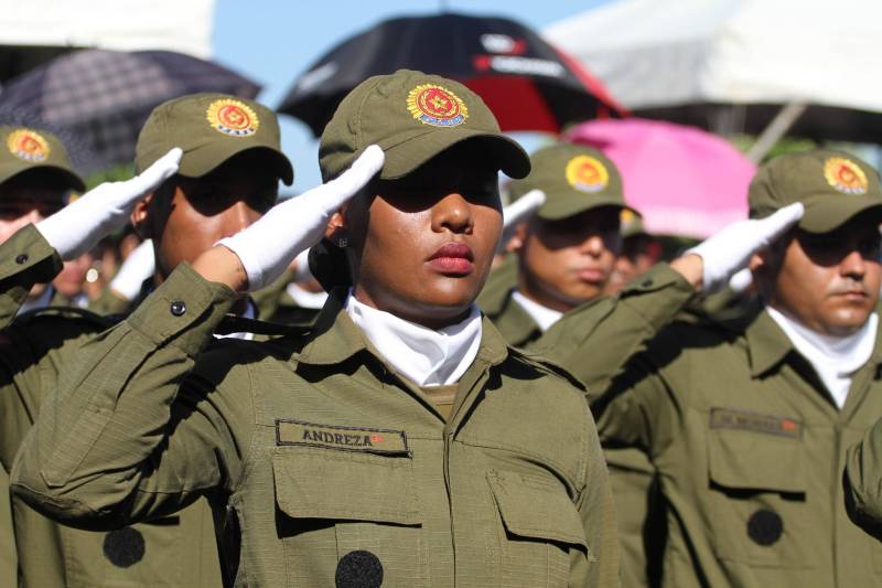 A cerimônia de formatura dos novos praças da Polícia Militar ocorreu na manhã desta segunda-feira (9), simultaneamente, em Belém e outros seis municípios paraenses: Santa Izabel, Castanhal, Barcarena, Capanema, Bragança e Tucuruí. Em Parauapebas, Marabá, Breves, Soure e Conceição do Araguaia, a formatura será celebrada na quinta-feira, dia 12. Na sexta-feira, dia 13, é a vez de Santarém, Altamira, Paragominas e Itaituba. O governador Simão Jatene presidiu a cerimônia de formatura no Portal da Amazônia, bairro da Cidade Velha, em Belém. Milhares de familiares dos formandos lotaram o espaço para entregar aos novos policiais militares seus diplomas de conclusão de curso.
FOTO: CRISTINO MARTINS / AG. PARÁ
DATA: 09.07.2018
BELÉM - PARÁ <div class='credito_fotos'>Foto: Cristino Martins/Ag. Pará | <a href='/midias/2018/originais/9965e5c4-ef7e-4f53-b3f9-b8a068ba9fd9.jpg' download><i class='fa-solid fa-download'></i> Download</a></div>