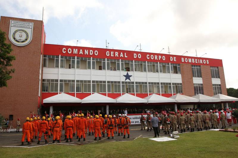 O Corpo de Bombeiros Militar do Pará completou nesta sexta-feira, 23, seu 136º aniversário. Uma solenidade no Quartel General da corporação, em Belém, marcou a data. A cerimônia contou com a presença do governador do Estado, Simão Jatene.

FOTO: CRISTINO MARTINS / AG. PARÁ
DATA: 23.11.2018
BELÉM - PARÁ <div class='credito_fotos'>Foto: Cristino Martins/Ag. Pará   |   <a href='/midias/2018/originais/996f1823-1419-4f43-96ec-b23ccf6d358f.jpg' download><i class='fa-solid fa-download'></i> Download</a></div>