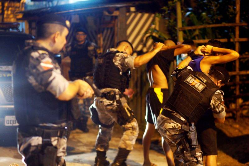 O governador do Pará, Simão Jatene, ordenou o reforço do contingente que atua no policiamento preventivo e ostensivo nas ruas de Belém. A partir de agora, o efetivo operacional terá o apoio de mais 260 policiais militares, que hoje desempenham funções administrativas, e dos grupos especiais: Batalhão de Choque, Ronda Tática Metropolitana (Rotam), Cavalaria e Grupamento Aéreo de Segurança Pública (Graesp). A primeira operação já foi deflagrada na noite desta quinta, 8. A ação "Polícia nas Ruas" intensificou o policiamento nas áreas dos bairros Condor, Guamá, Jurunas e Cremação.
FOTO: THIAGO GOMES / AG. PARÁ
DATA: 08.06.2017
BELÉM - PARÁ <div class='credito_fotos'>Foto: Thiago Gomes /Ag. Pará | <a href='/midias/2018/originais/99759f76-cfc6-49d4-95fe-613b2d9cf97c.jpg' download><i class='fa-solid fa-download'></i> Download</a></div>