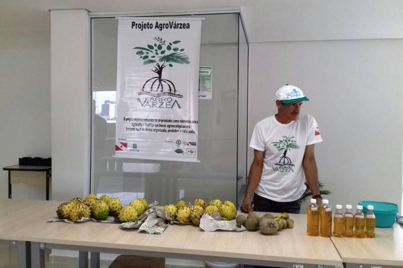 Os agricultores familiares da comunidade do Abacatal, localizada no Refúgio de Vida Silvestre (Revis) Metrópole da Amazônia, participaram, nesta quinta-feira, 5, da Feira do Agricultor, na sede da Secretaria Estadual de Meio Ambiente e Sustentabilidade (Semas). A feira faz parte da programação da Semana de Saúde organizada pelo órgão.
FOTO: ASCOM IDEFLOR-BIO
DATA: 05.04.2018
BELÉM - PARÁ <div class='credito_fotos'>Foto: Ascom Ideflor-Bio | <a href='/midias/2018/originais/99778507-9355-4ef4-b6d8-669e14fb80d4.jpg' download><i class='fa-solid fa-download'></i> Download</a></div>