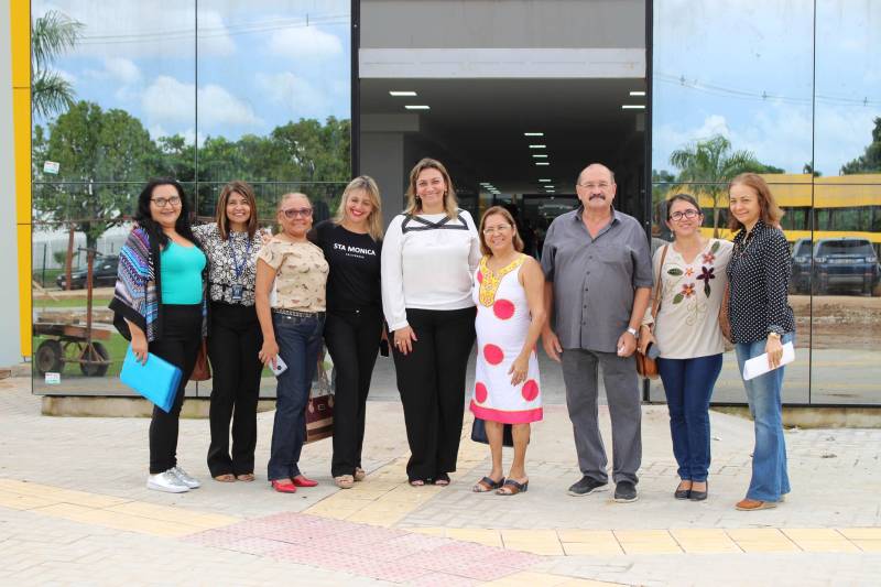 Na tarde desta quarta-feira (28), representantes de secretarias que integram o comitê gestor do Plano Estadual de Ações Integradas à Pessoa com Deficiência (Existir) visitaram as obras do Centro Integrado de Inclusão e Reabilitação (CIIR), em Belém. A visita técnica foi solicitada por Daniele Khayat, diretora-geral do Núcleo de Articulação e Cidadania (NAC), do Governo do Pará, com o objetivo de informar aos participantes do Plano sobre o andamento da obra e mostrar as ações planejadas para o local. “É muito importante que todos que trabalham diretamente com a pessoa com deficiência saibam o que está sendo feito. Afinal, são eles que vão atuar aqui. Pudemos ver de perto os espaços onde funcionará a triagem, reabilitação, radiologia, prótese e órtese, entre outros. Todos ficaram muito satisfeitos com o que viram, e ansiosos para o funcionamento”, disse Daniele Khayat. O CIIR está em fase final de construção, devendo ser inaugurado até o final do primeiro semestre de 2018.
FOTO: RUAN MORAES / ASCOM NAC
DATA: 28.02.2018
BELÉM - PARÁ <div class='credito_fotos'>Foto: RUAN MORAES / ASCOM NAC | <a href='/midias/2018/originais/99795360-3cd1-4c7e-a3fe-1a31b0d3c3af.jpg' download><i class='fa-solid fa-download'></i> Download</a></div>