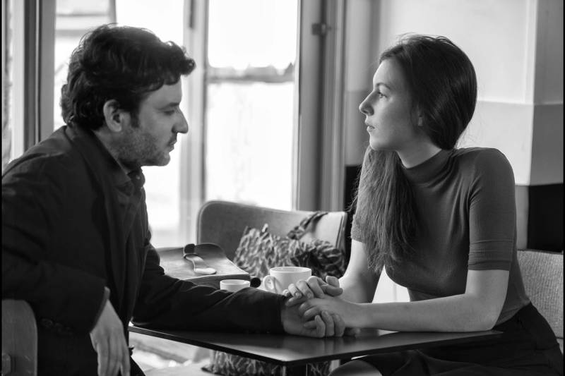 “Amante Por Um Dia”, de Philippe Garrel, entra para as sessões regulares do Cine Líbero Luxardo nesta quinta-feira (31), às 20 h, no prédio da Fundação Cultural do Pará (FCP). O diretor francês apresenta dois conflitos de relacionamento de um homem, um com a filha e outro com a namorada, ambas da mesma idade. A fuga das convenções amorosas do cinema é o que compõe a obra, lançada em 2017 e selecionada para o Festival de Cannes (França). O longa-metragem conta a história de Jeanne (Interpretada por Esther Garrel, filha do diretor), uma jovem que, depois de se separar, procura abrigo na casa do pai, Gilles (Éric Caravaca), mas descobre que ele está se relacionando com uma bela mulher - Ariane (Louise Chevillotte) -, que tem a mesma idade dela.
FOTO: DIVULGAÇÃO
DATA: 30.05.2018
BELÉM - PARÁ <div class='credito_fotos'>Foto: Divulgação | <a href='/midias/2018/originais/997f0e9f-4162-48d0-9140-dce5a7159c48.jpg' download><i class='fa-solid fa-download'></i> Download</a></div>