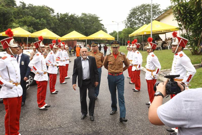 Na mesma cerimônia que entregou as viaturas para serviços de vistoria, o governador Simão Jatene fez uma visita técnica às instalações da nova Policlínica ao Corpo de Bombeiros Militar do Estado. Um prédio no Quartel do Comando Geral da corporação foi reformado e adaptado para receber a Policlínica, que oferta assistência médico-odontológico, psicológico e de primeiros socorros aos bombeiros militares e seus dependentes.
FOTO: IGOR BRANDÃO / AG. PARÁ
DATA: 15.03.2018
BELÉM - PARÁ <div class='credito_fotos'>Foto: IGOR BRANDÃO / AG. PARÁ | <a href='/midias/2018/originais/99855791-7069-4cdd-834a-4ce2f306376f.jpg' download><i class='fa-solid fa-download'></i> Download</a></div>
